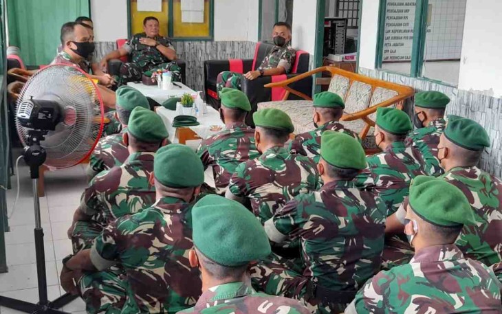 Danrem 121/Abw saat memberikan pengarahan di Kipan A Yonif 642/Kps. Jum'at (29/4/2022)