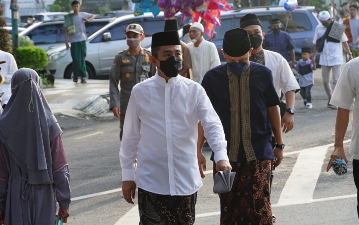 Bupati Pati mengikuti salat Idulfitri di masjid Baitunnur