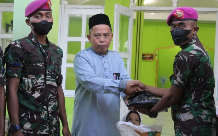 Prajurit Menart 3 salurkan zakat fitrah. Minggu (01/05/2022)
