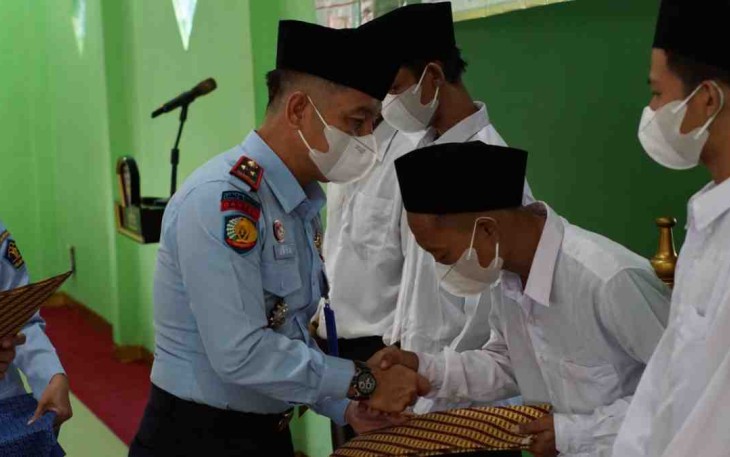 Kalapas berikan selamat warga binaan terima remisi di hari raya Idul Fitri 1443 H. Cilegon (02/05/2022)