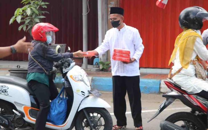 Dandim Tulungagung bagikan makanan gratis. Senin (02/05/2022)