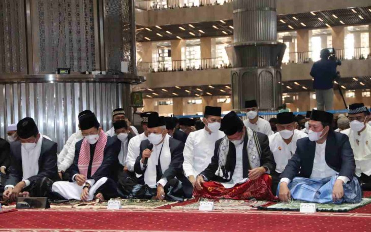 Wapres RI (tengah) saat melaksanakan shalat Ied di masjid Istiqlal Jakarta. Senin (02/05/2022)