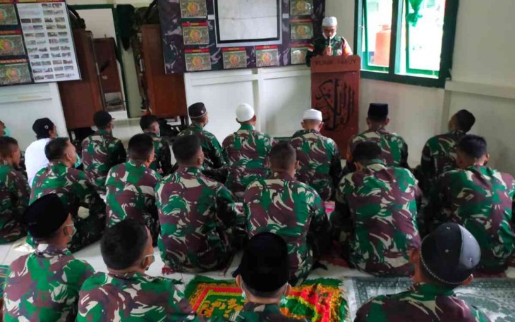Satgas Yonif 144/JY laksanakan salat id di perbatasan. Senin (02/05/2022?