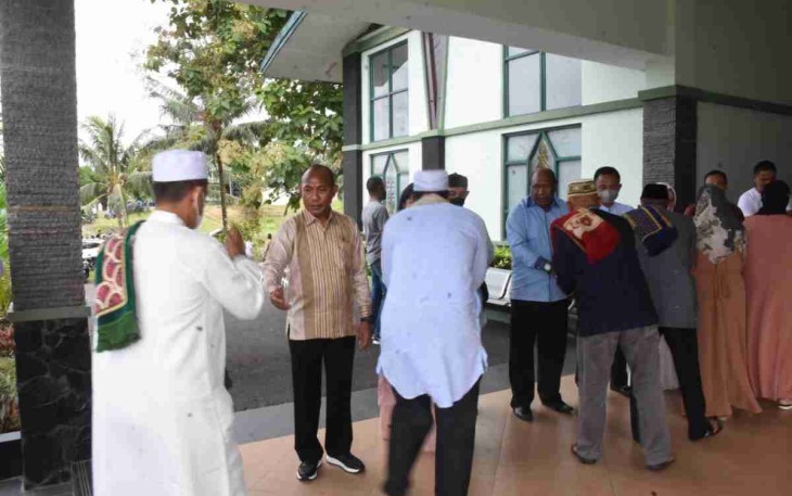 Pangdam Kasuari (batik coklat) bersalam-salaman bersama prajuritnya usai salat id. Senin (02/05/2022)