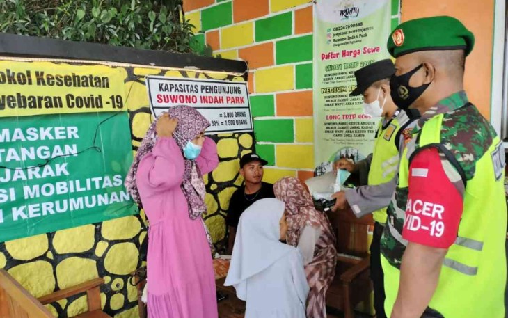 Serka Mulyadi himbau warga patuhi prokes di lokasi wisata. Selasa (03/05/2022)