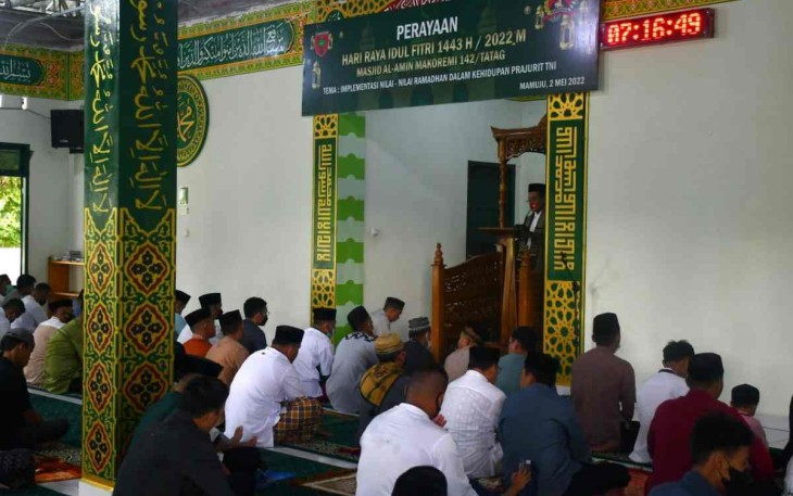 Korem 142/Tatag melaksanakan salat id di masjid Al Amin. Senin (02/05/2022)