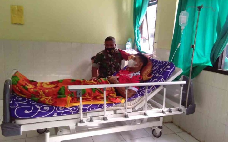 Sertu Karyono jenguk warga binaannya di RSUD Soedomo. Rabu (04/05/2022)