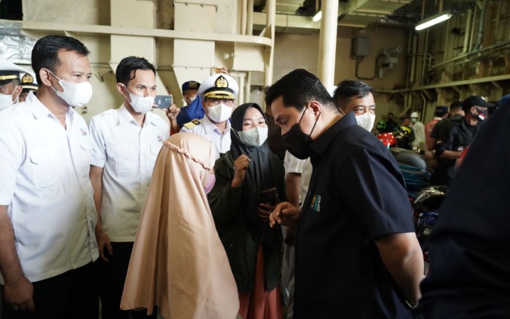 Erick Thohir berbincang bersama pemudik di pelabuhan Panjang. Rabu (04/05/2022)
