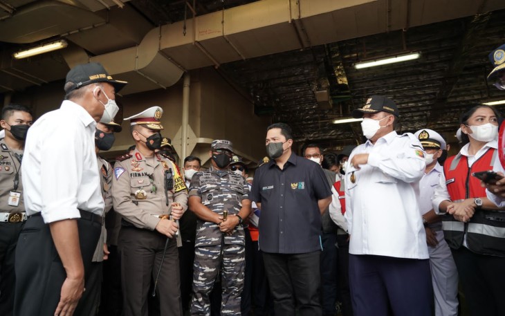 Erick Thohir (jas hitam) saat meninjau pelabuhan panjang Lampung. Rabu (04/05/2022)