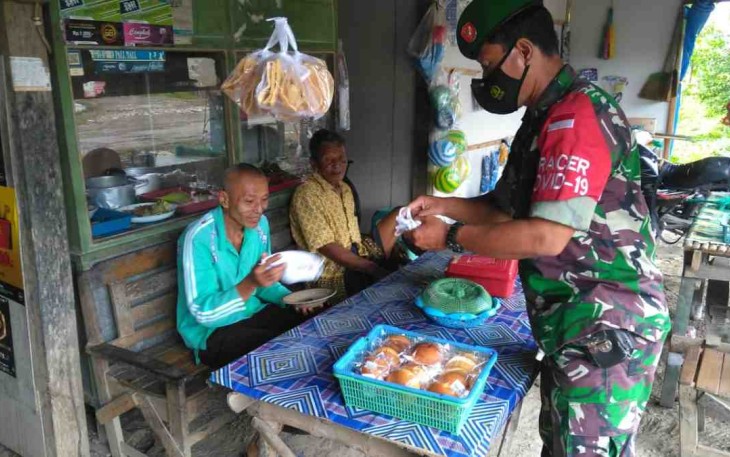 Serma Basori himbau pedagang dan pengunjung pasar patuhi prokes. Kamis (05/05/2022)