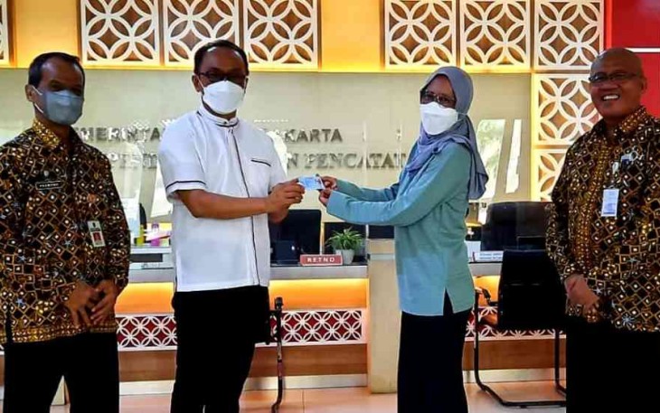 Dirjen Zudan berikan KTP secara simbolis ke warga di Surakarta. Rabu (04/05/2022)