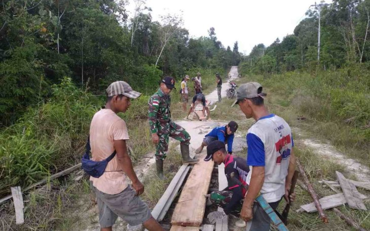 Satgas benahi jalan desa yang berlubang di perbatasan. Kamis (05/05/2022)
