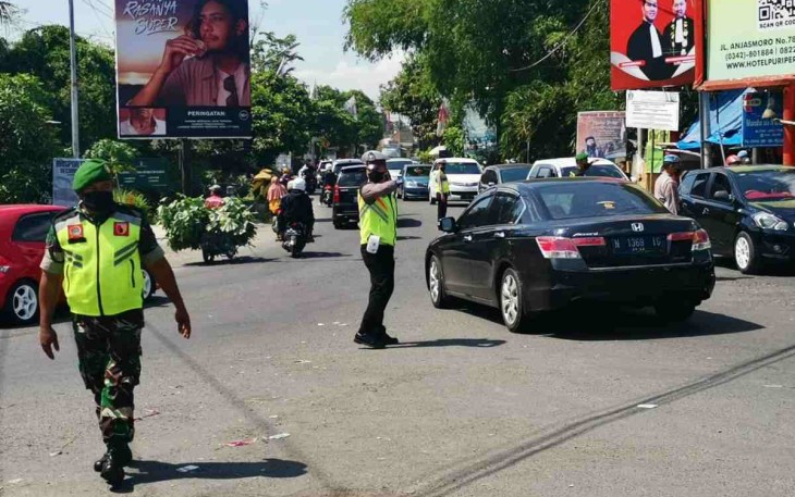 Berjibaku atur padatnya lalulintas arus balik di wilayah Blitar Kota. Kamis (05/05/2022)