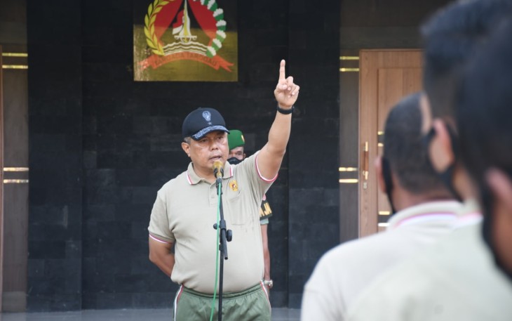 Danrem 142/Tatag saat memberikan jam komandan. Jum'at (06/05/2022)