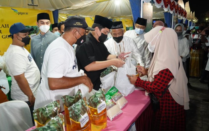 Erick Thohir saat meninjau pasar murah di Pasuruan. Kamis (05/05/2022)