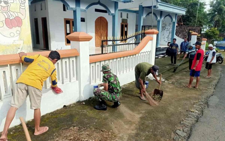 Gotong royong bersama warga bersihkan pagar masjid. Jum'at (06/05/2022)