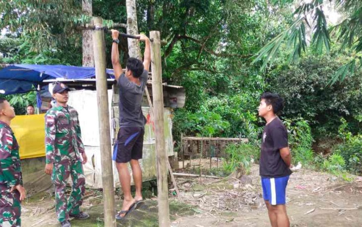 Ajarkan pembinaan jasmani pemuda perbatasan. Jum'at (06/05/2022)