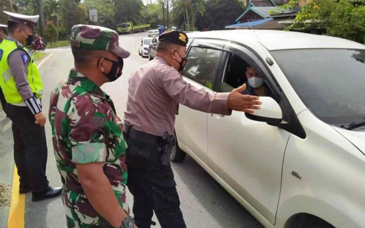Bagikan masker pengendara saat melintas di posko terpadu. Jum'at (06/05/2022)