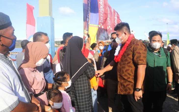 Plt Bupati Bintan, Roby Kurniawan, saat bersalaman dengan masyarakat Tambelan, Jumat (6/5/2022)