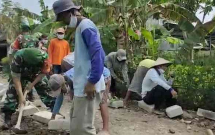 Gotong royong bersama warga dsn Jarak. Sabtu (07/05/2022)