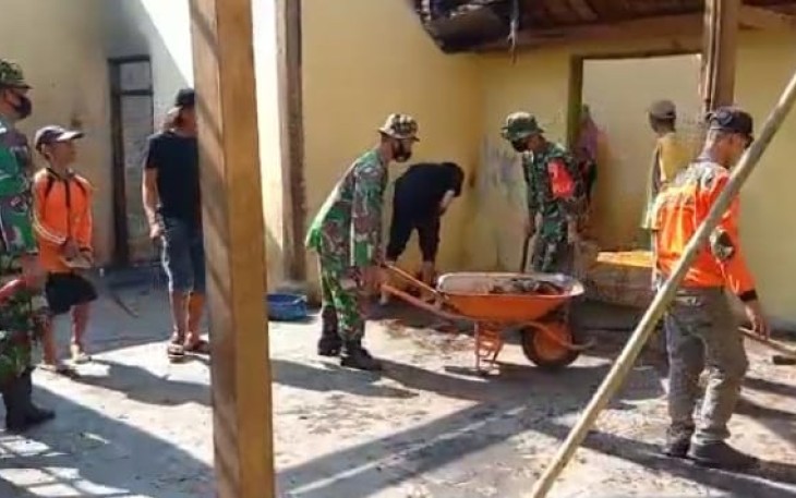 Gotong royong bantu rehab rumah warga binaan. Sabtu (07/05/2022)