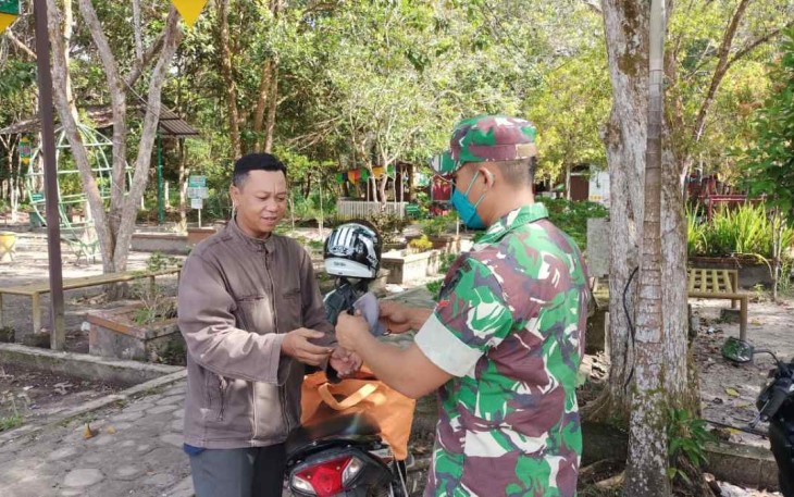 Himbau dan mengajak warga binaannya gunakan masker. Sabtu (07/05/2022)