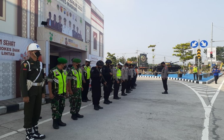 Serma Haryono melaksanakan pengamanan di Exit tol Dumpil. Minggu (08/05/2022)