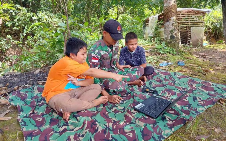 Mengajarkan anak-anak perbatasan cara menggunakan laptop. Minggu (08/05/2022) 