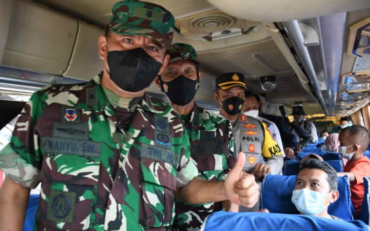 Mayor Arh Wahyu Susilo melepas pemudik gratis tujuan Jakarta. Minggu (08/05/2022)