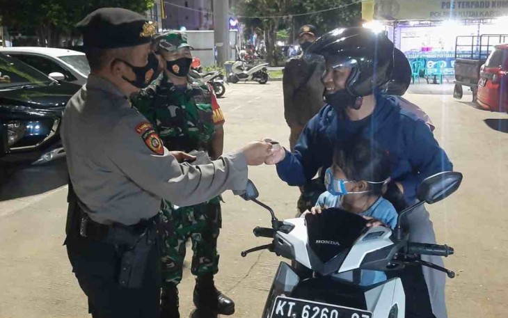 Sertu Sarikudin perketat pengamanan malam. Minggu (08/05/2022)