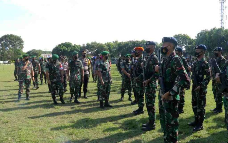 Kasrem 163/WS saat pengecekan pasukan pam VVIP di lapangan Korem 163/WS. Minggu (08/05/2022)