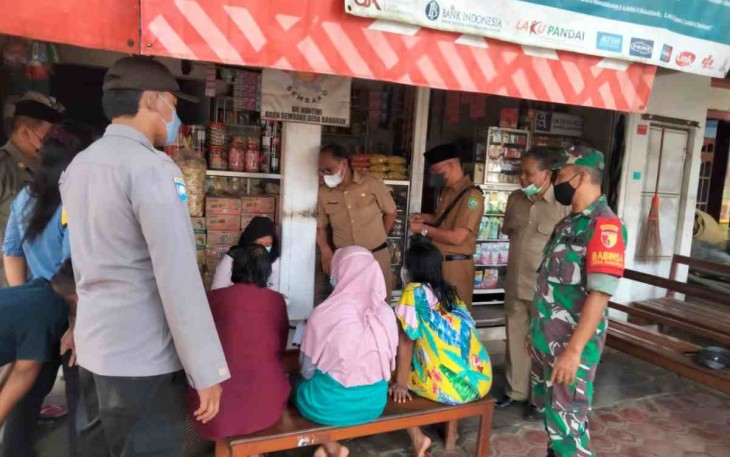Serda Imam dampingi pendistribusian bansos E-Warung ibu Mujiatun. Minggu (08/05/2022) 