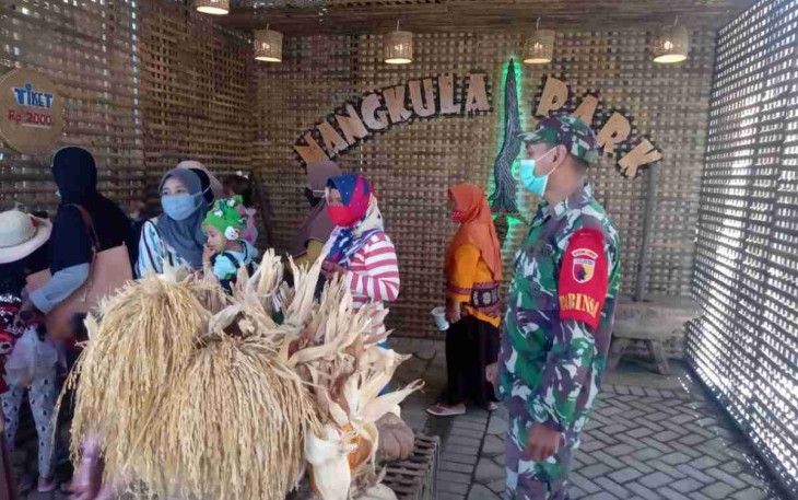 Disiplinkan prokes pengunjung tempat wisata. Minggu (08/05/2022)