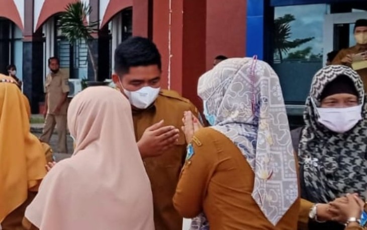 Plt Bupati Bintan, Roby Kurniawan,,saat bersalaman dengan ASN dan non ASN Pemkab Bintan, Senin (9/5/2022)