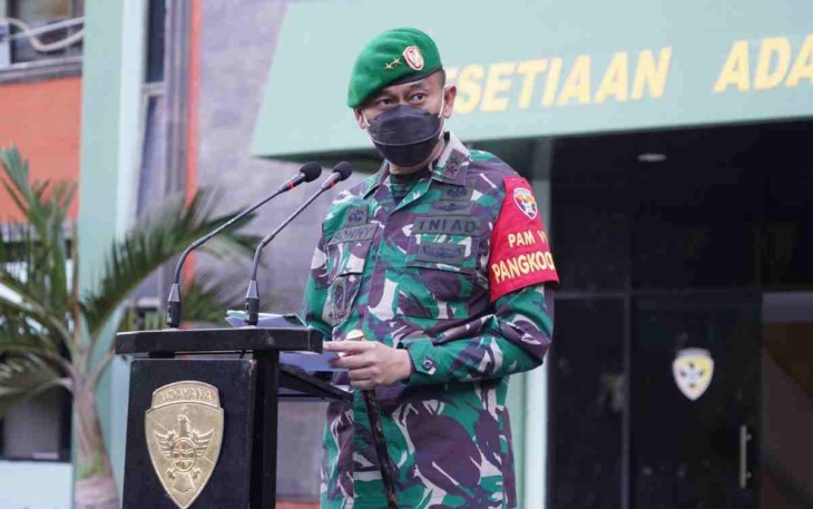 Pangdam Udayana memberikan arahan prajuritnya saat apel. Senin (09/05/2022)