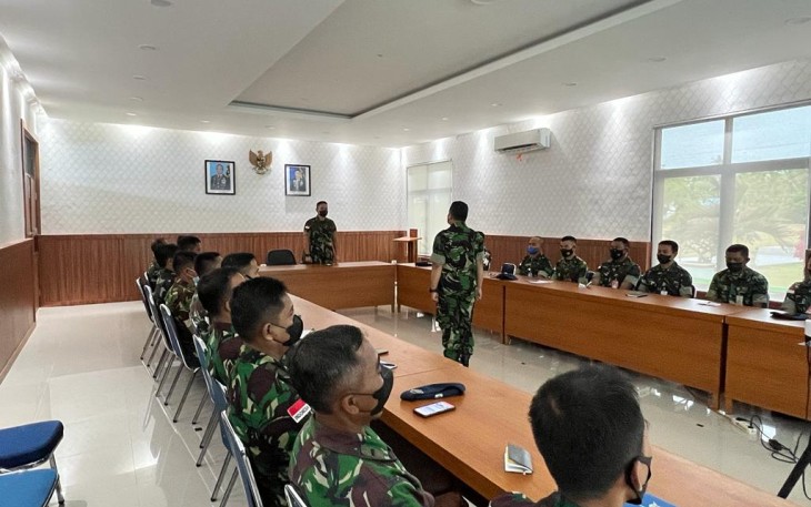 Danlanud Maimun Saleh saat memberikan briefing penekanan perwiranya. Senin (09/05/2022)