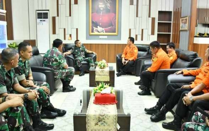 Pangdam Hasanuddin saat menerima kunjungan Basarnas RI di Makodam. Senin (09/05/2022)