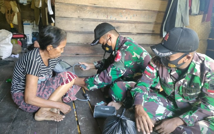 Pengobatan gratis satgas Yonif 144/JY di perbatasan. Senin (09/05/2022)