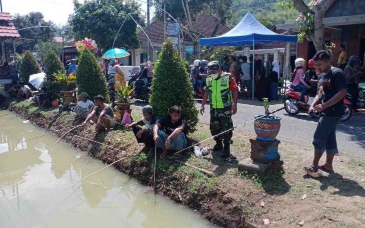 Serda Purwanto monitoring kegiatan mancing mania di desa Sambirejo. Senin (09/05/2022)