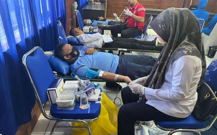 Prajurit lanud Maimun Saleh melaksanakan donor darah. Selasa (10/05/2022)