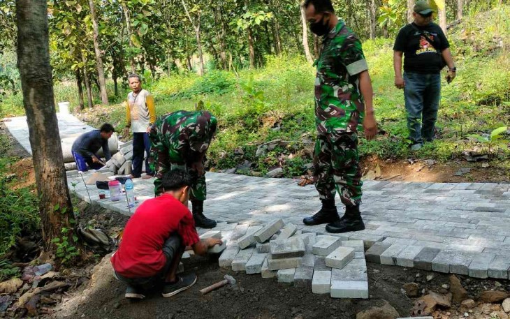 Kerja bakti pavingisasi jalan desa Pengkol. Selasa (10/05/2022)