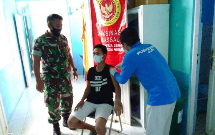 Serda Putro dampingi vaksinasi warga binaannya. Selasa (10/05/2022)