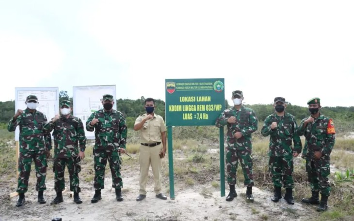 Danrem 033/Wira Pratama, Brigjen TNI Jimmy Ramoz Manalu, saat meninjau lahan Kodim Lingga, Selasa (10/5/2022)