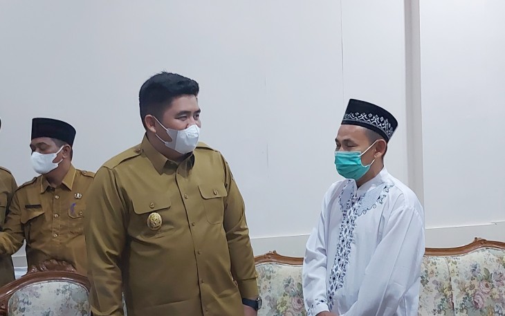 Plt Bupati Bintan, Roby Kurniawan, bersama ketua MUI Bintan, H. Ahmadi