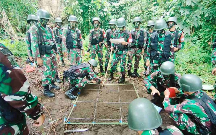 Latihan taktis regu Yonif 100/PS di desa Peragahan. Selasa (10/05/2022)