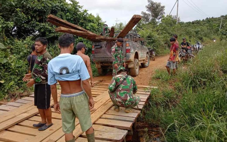 Berjibaku bersama warga perbaiki jembatan di perbatasan. Selasa (10/05/2022)