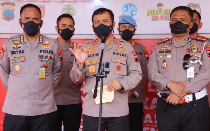 Kapolda Jateng saat memberikan keterangan pers di pospam gate Kalikangkung. Selasa (10/05/2022)