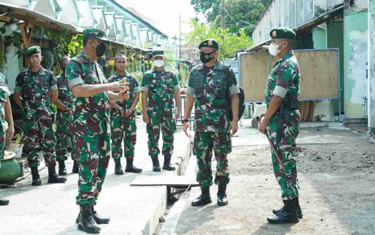 Pangdiv 2 Kostrad saat meninjau rehab rumdis. Selasa (10/05/2022)