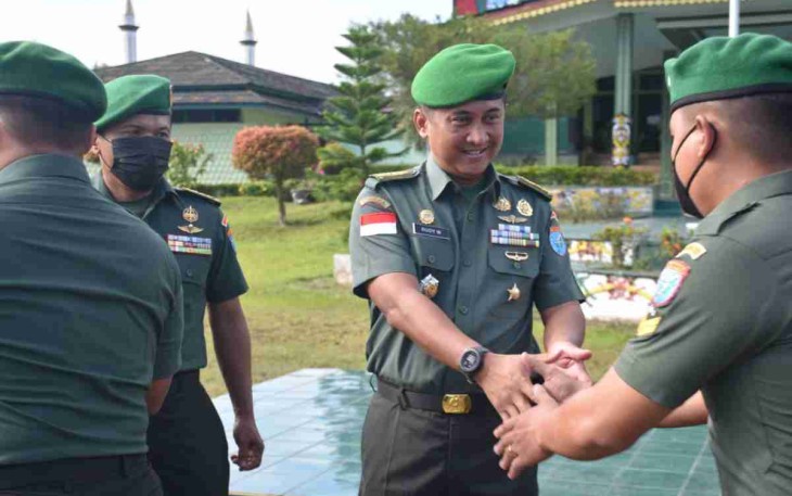 Kasrem 121/Abw bersalam-salaman dengan seluruh prajurit usai apel cuti lebaran. Rabu (11/05/2022)