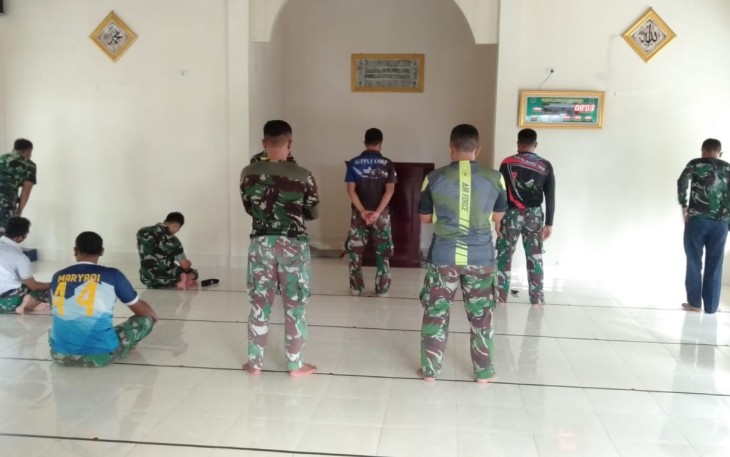 Shalat Dhuha prajurit lanud Maimun Saleh di Masjid Nurul Falah. Rabu (11/05/2022)